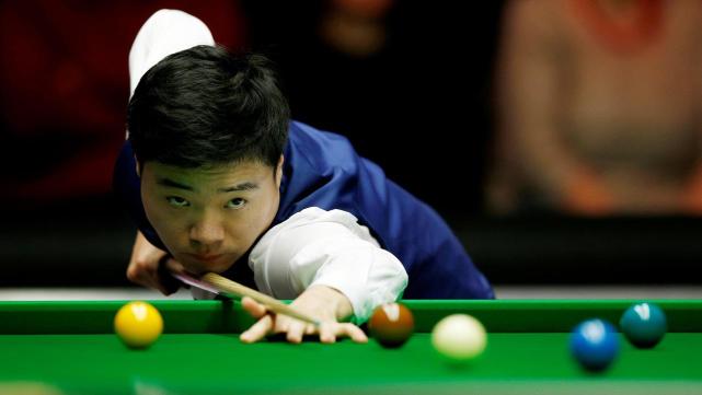 遭绝平后，53岁瓜帅怒了！贴面咆哮训斥曼城门将 勒脖+狂拍后脑勺